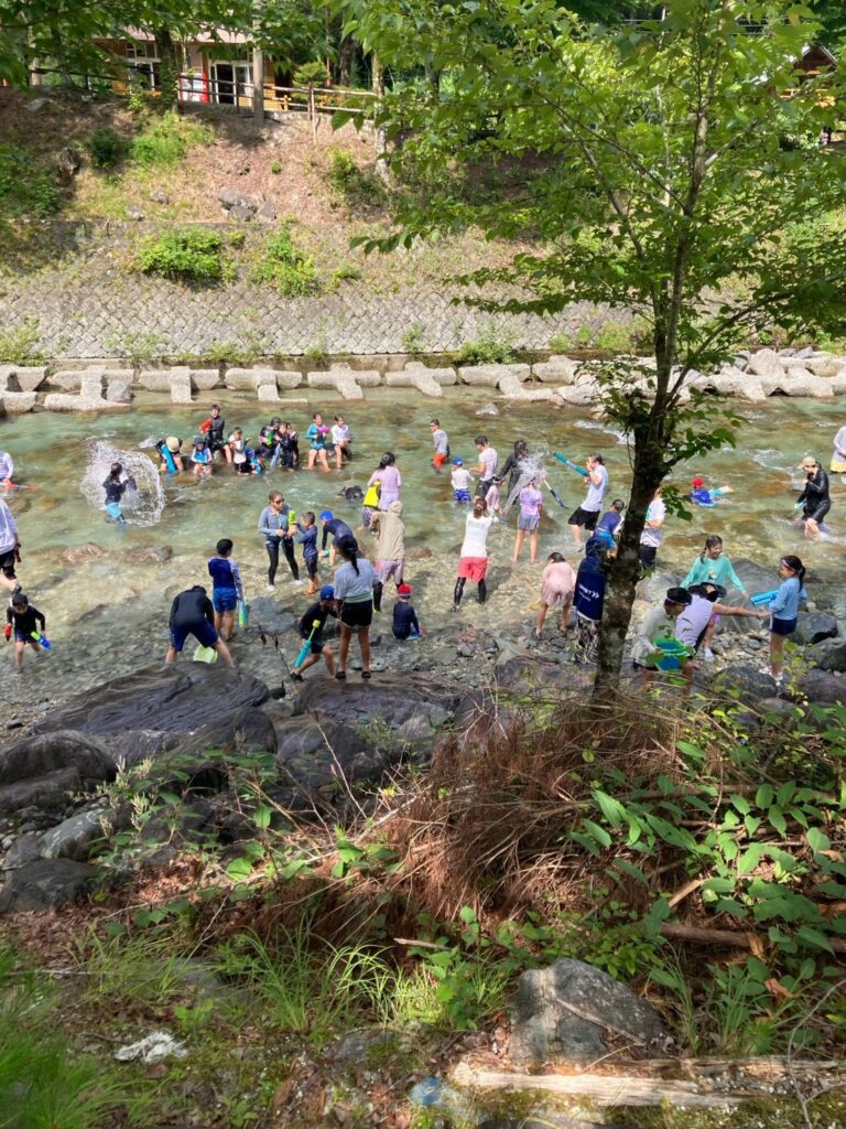 付知峡の川で水遊びを楽しむ子どもたち