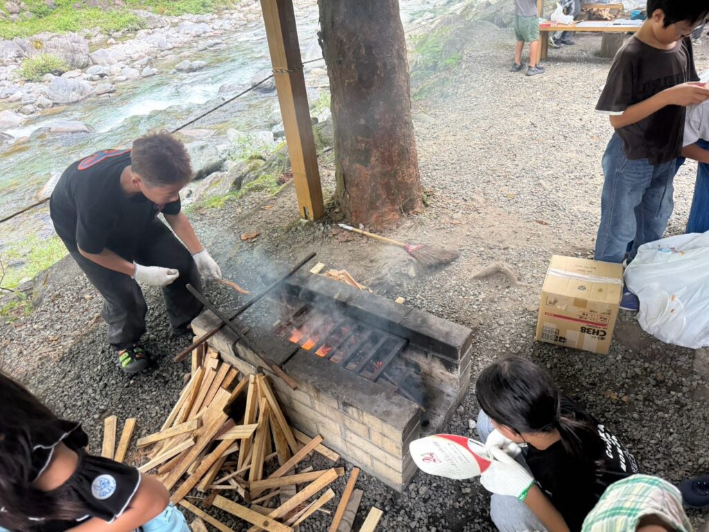 炭火で魚を焼く様子