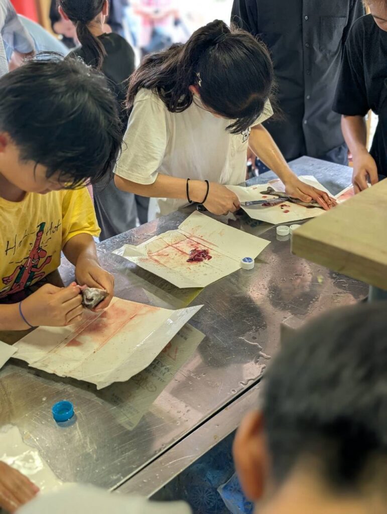 魚をさばくことに挑戦する子どもたち