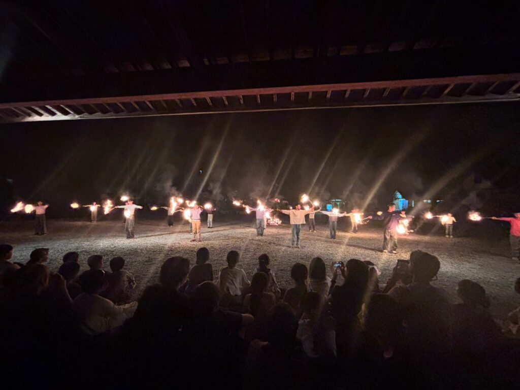 夜のキャンプファイヤー全景
