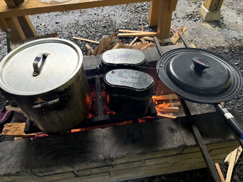 飯ごうと鍋でごはんを炊く様子